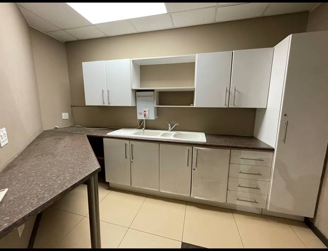 498.50M² OFFICE TO LET IN BRYANSTON